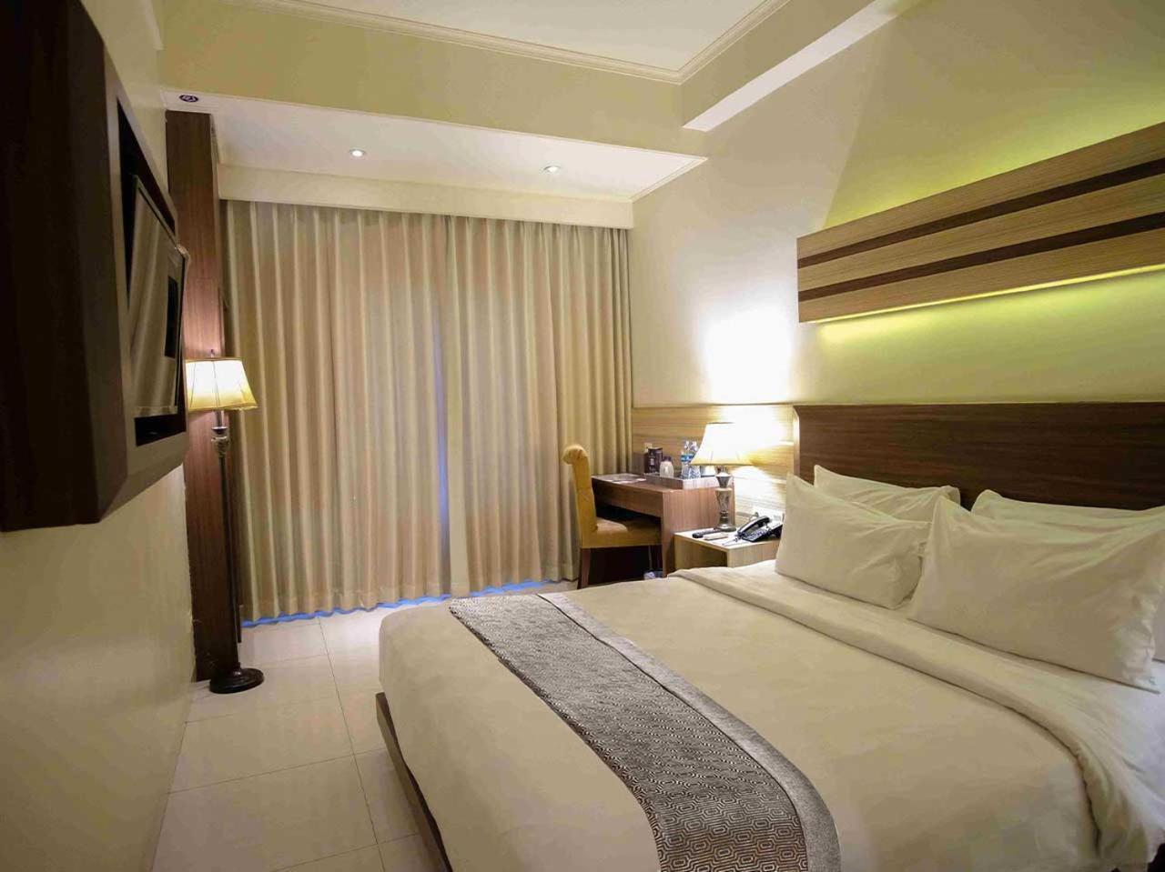 Sapphire Sky Hotel & Conference Serpong Esterno foto